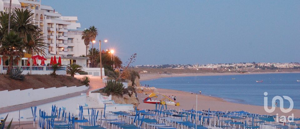 Terreno urbano em Alcantarilha e Pêra de 3 640 m²