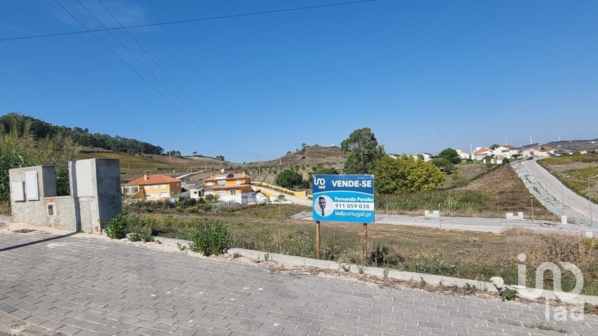 Terrain à Freiria de 354 m²