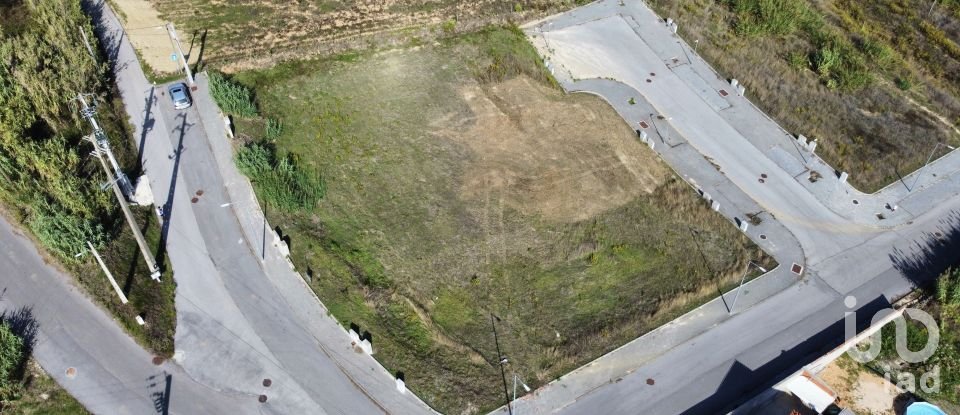 Terrain à Freiria de 354 m²