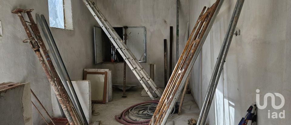 Surface diverse à Salir de 200 m²