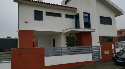 House T4 in Corroios of 244 m²
