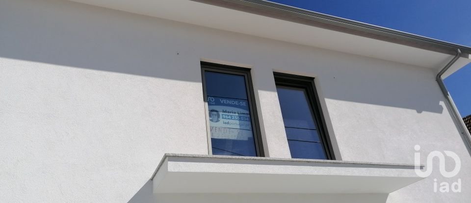 Maison T3 à Bunheiro de 205 m²