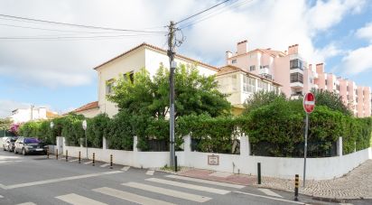 Lodge T8 in Carcavelos e Parede of 278 m²
