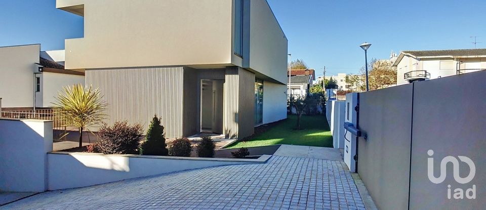 Maison T3 à Santa Maria da Feira, Travanca, Sanfins e Espargo de 325 m²