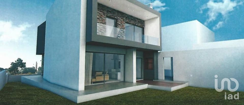 House T4 in Charneca De Caparica E Sobreda of 150 m²
