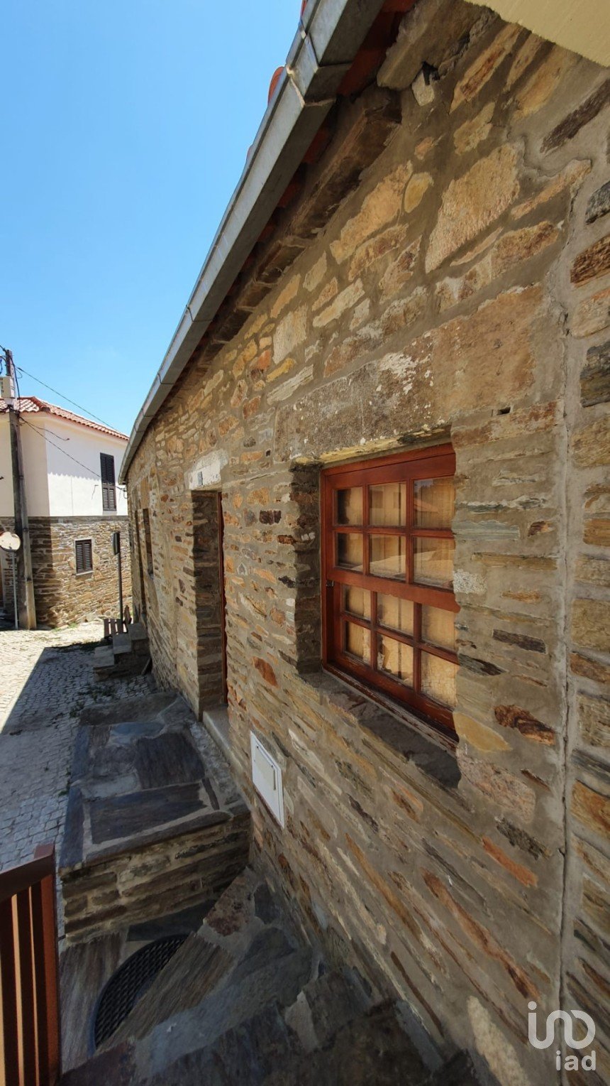 Maison de village T3 à Açoreira de 234 m²