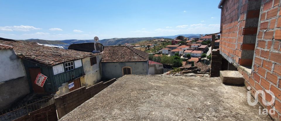 Maison de village T3 à Açoreira de 234 m²