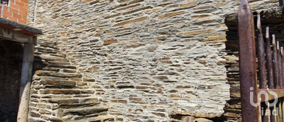 Maison de village T3 à Açoreira de 234 m²