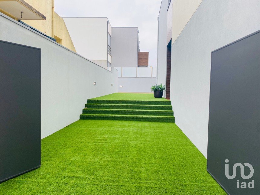 Lodge T5 in Espinho of 302 m²