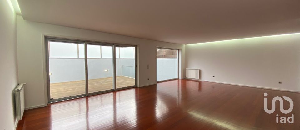 Lodge T5 in Espinho of 302 m²