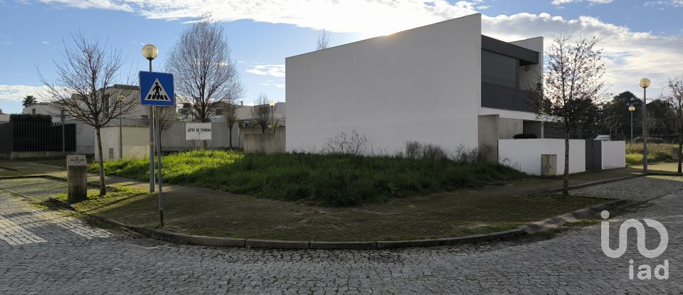 Terrain à Santa Marta de Portuzelo de 270 m²
