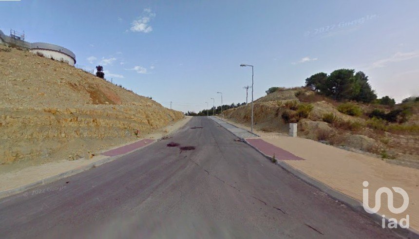 Terrain à Cernache de 485 m²