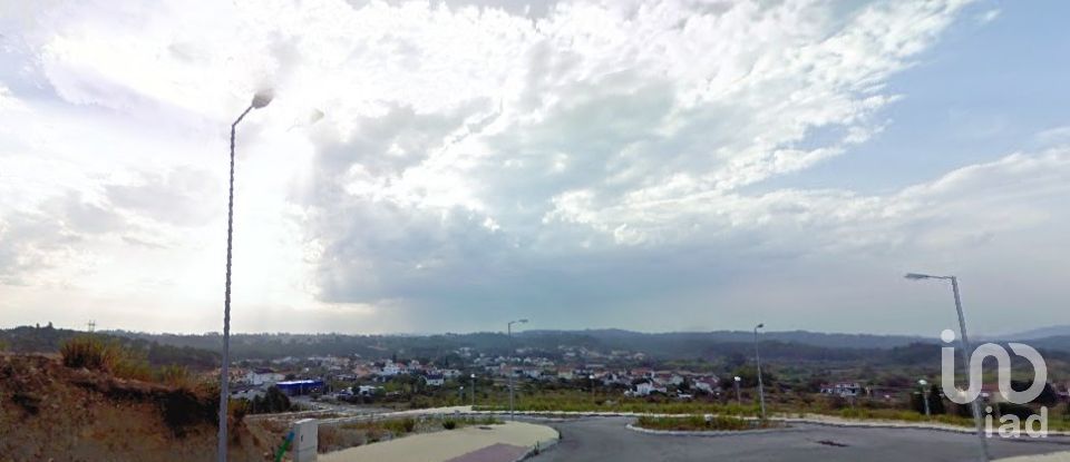 Terrain à Cernache de 485 m²