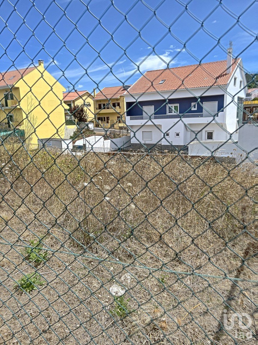 Terrain à Pontinha e Famões de 363 m²
