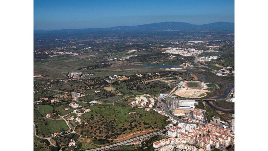 Terreno urbano em Lagos (São Sebastião e Santa Maria) de 1 662 m²