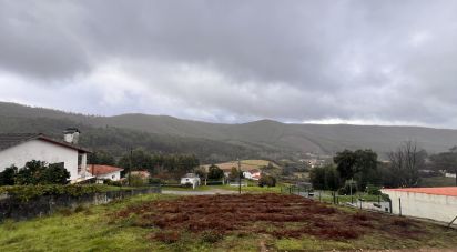 Terrain à Alvarenga de 500 m²