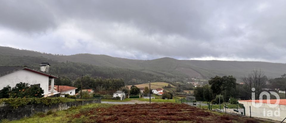 Terrain à Alvarenga de 500 m²