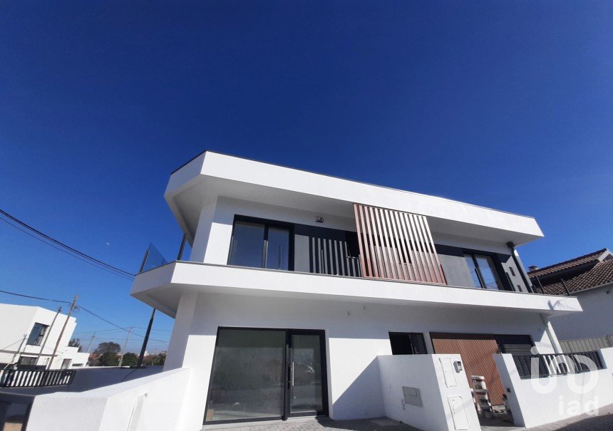 Traditional house T5 in Fernão Ferro of 143 m²