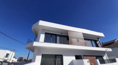 Maison traditionnelle T5 à Fernão Ferro de 143 m²