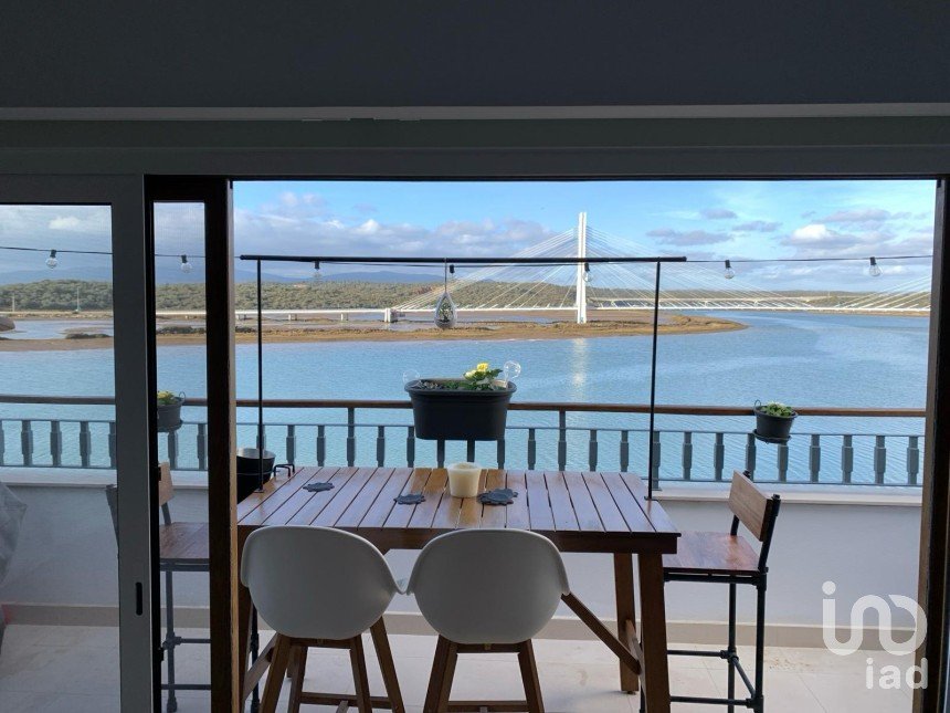 Apartamento T2 em Estômbar e Parchal de 207 m²