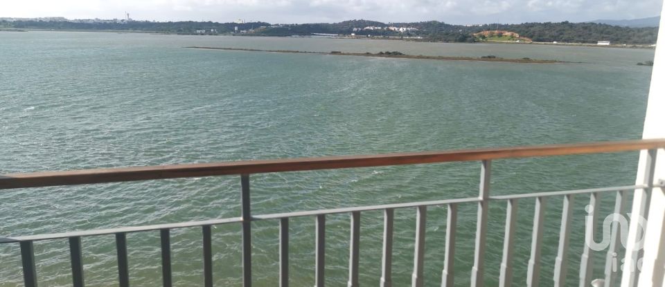 Apartamento T2 em Estômbar e Parchal de 207 m²