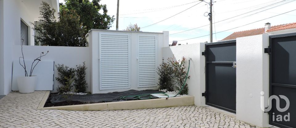 House T3 in Fernão Ferro of 138 m²