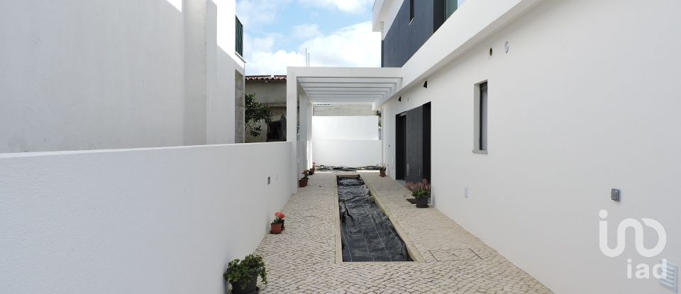 House T3 in Fernão Ferro of 138 m²