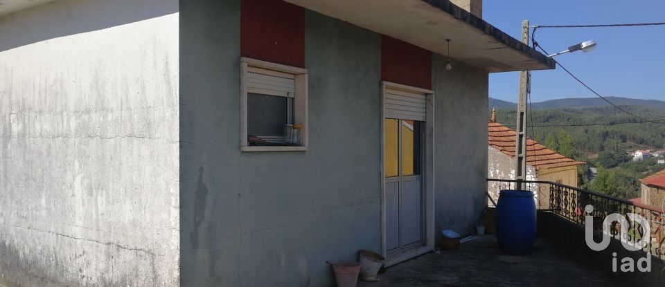 Maison de village T3 à Aguda de 1 960 m²