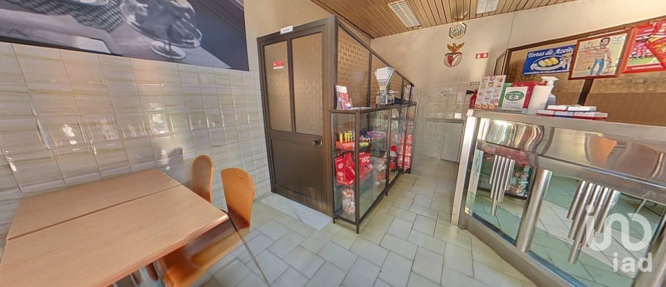 Shop / premises commercial in Charneca De Caparica E Sobreda of 96 m²