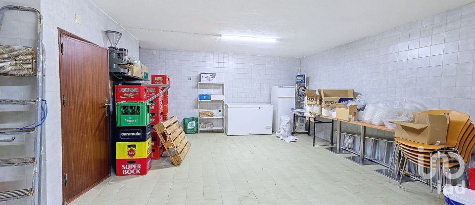 Loja / Estabelecimento Comercial em Charneca De Caparica E Sobreda de 96 m²