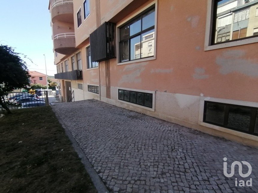 Commercial walls in Queluz e Belas of 3,000 m²