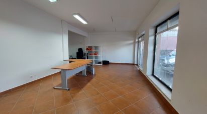 Boutique/Local commercial à Arcos e Mogofores de 128 m²