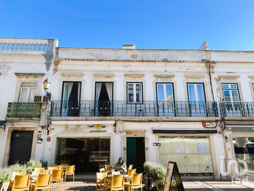 Shop / premises commercial in Faro (Sé e São Pedro) of 153 m²