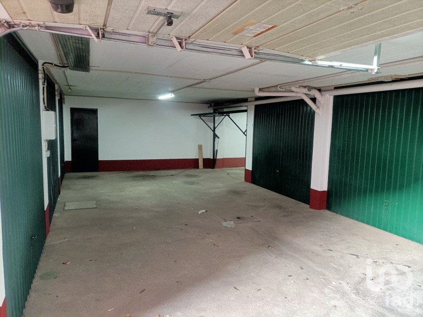 Parque de Estacionamento / Garagem / Box em Palmela de 16 m²