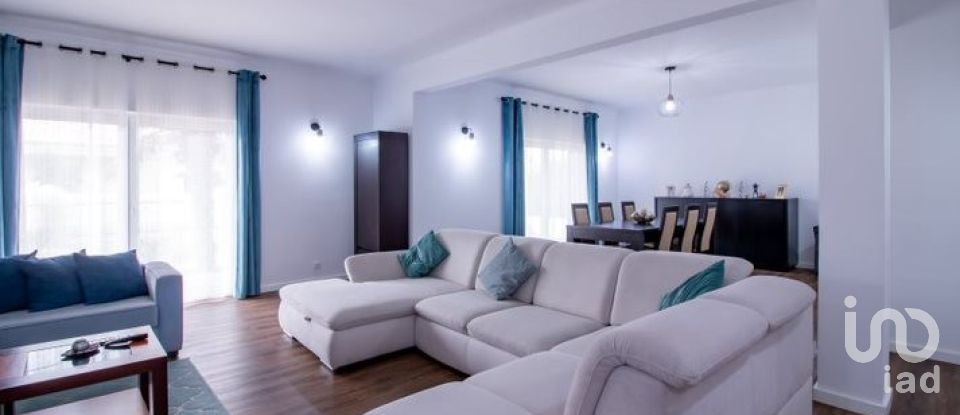 Moradia T4 em Fernão Ferro de 165 m²