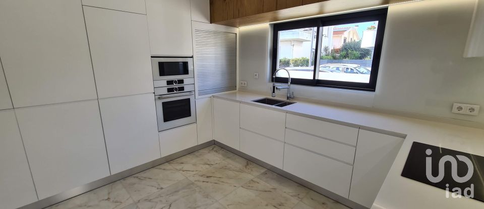 House T4 in Carnaxide e Queijas of 202 m²