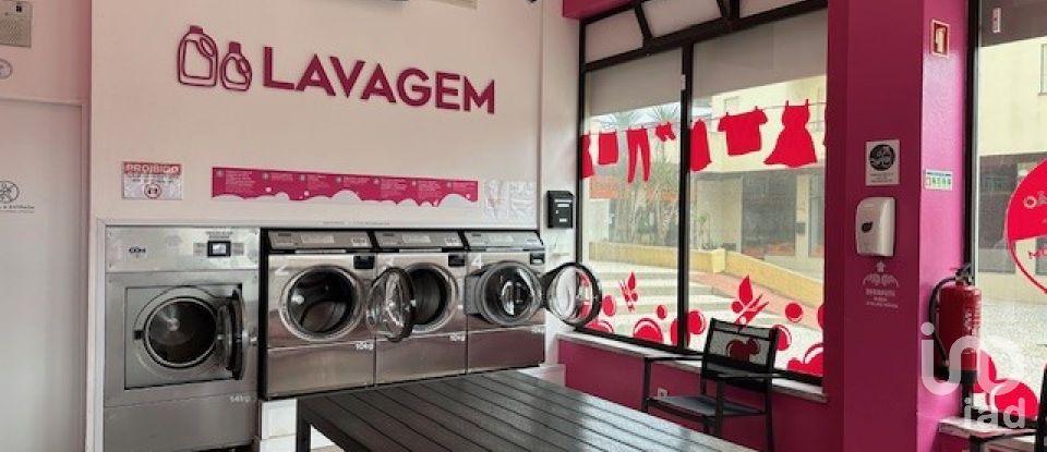 Boutique/Local commercial à Vieira de Leiria de 60 m²
