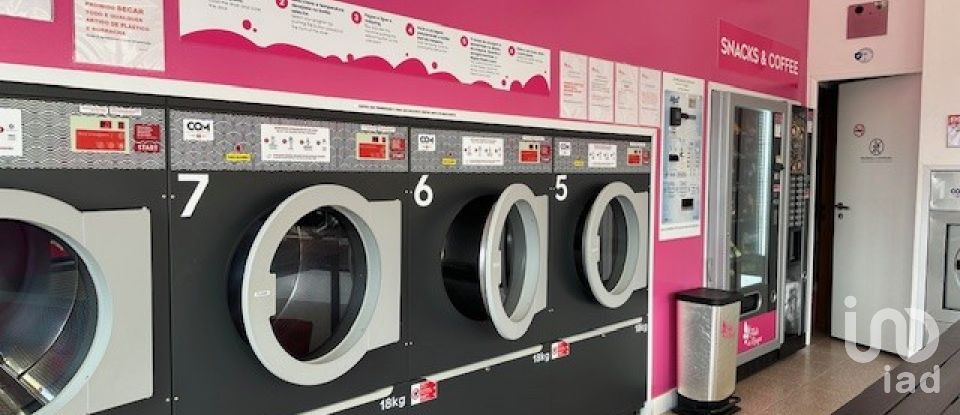 Boutique/Local commercial à Vieira de Leiria de 60 m²