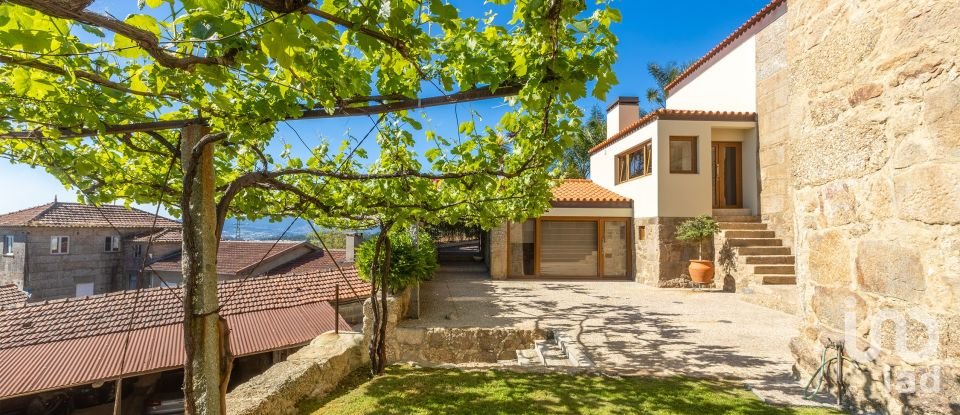 Casa T4 em Airó de 452 m²