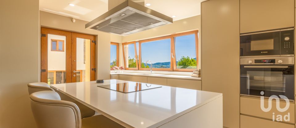 Casa T4 em Airó de 452 m²