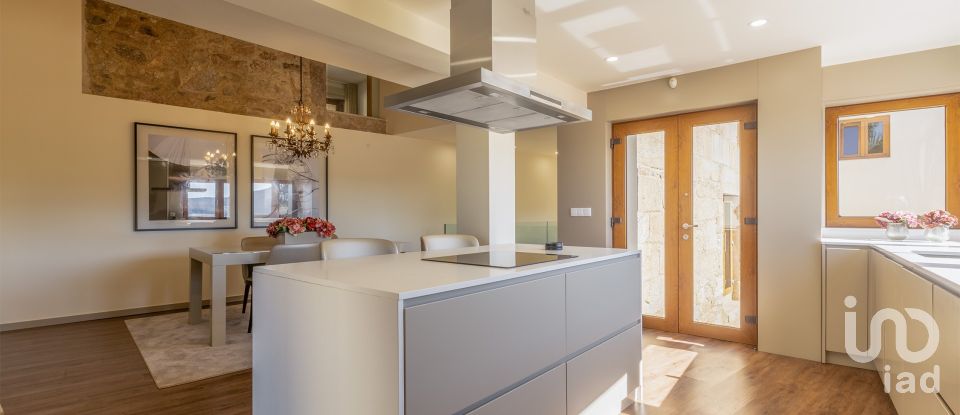 Casa T4 em Airó de 452 m²