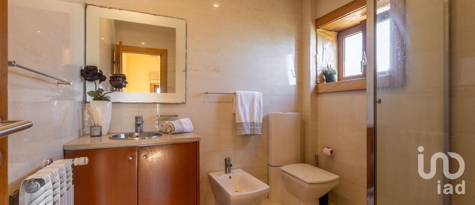 Casa T4 em Airó de 452 m²