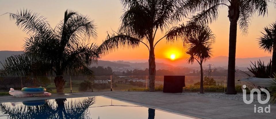 Casa T4 em Airó de 452 m²