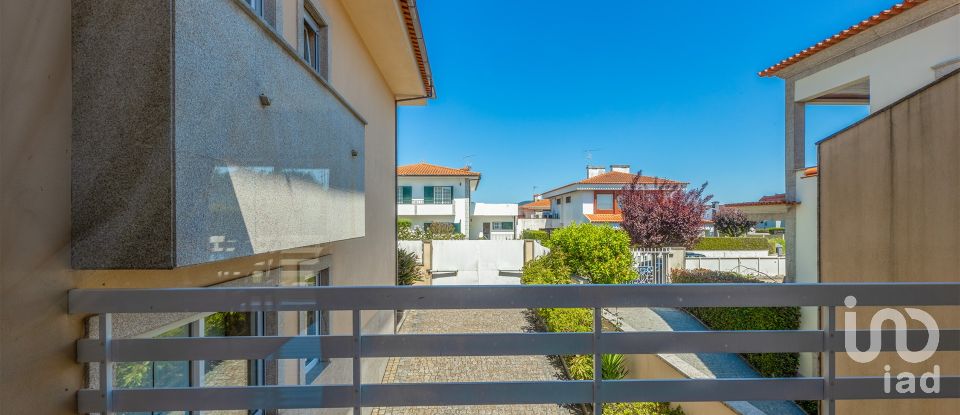 Moradia T5 em Barcelos, Vila Boa e Vila Frescainha (São Martinho e São Pedro) de 316 m²