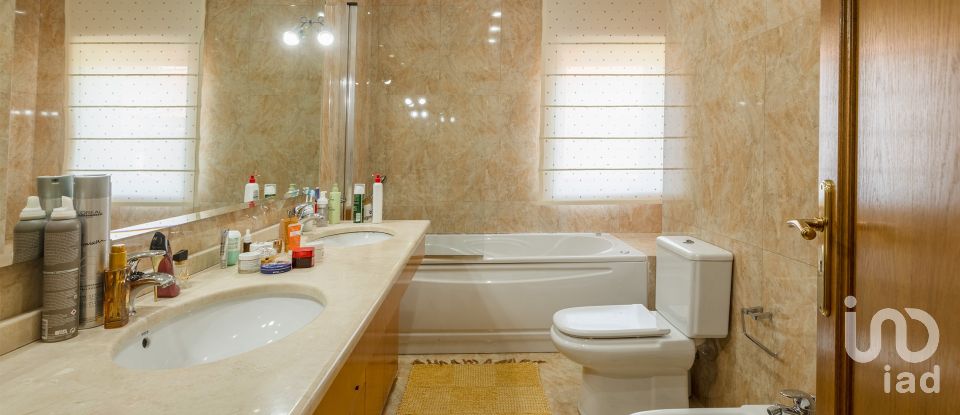 Moradia T5 em Barcelos, Vila Boa e Vila Frescainha (São Martinho e São Pedro) de 316 m²