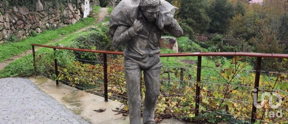 Land in Vila e Roussas of 716 m²