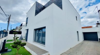 House T4 in Quinta do Conde of 199 m²