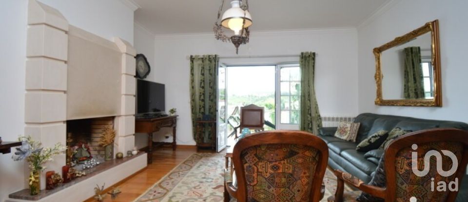 Maison de village T5 à Castanheira de Pêra e Coentral de 381 m²