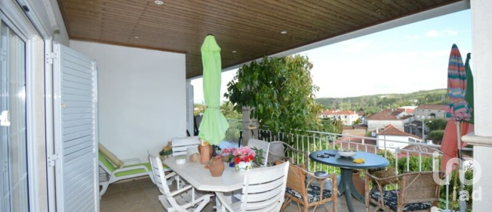 Maison de village T5 à Castanheira de Pêra e Coentral de 381 m²