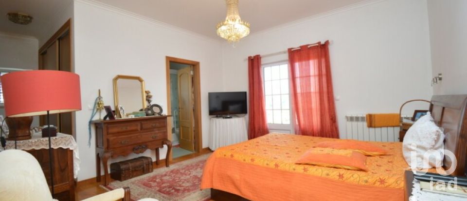 Maison de village T5 à Castanheira de Pêra e Coentral de 381 m²